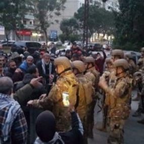اعتصام امام مكتب التيار الوطني في شارع الجميزات للمطالبة باقفاله
