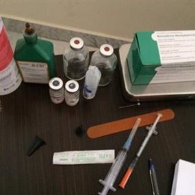 بالفيديو: يعالج المرضى في منزله.. بأدوية منتهية الصلاحية!