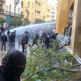 مواجهات عنيفة بين مكافحة الشغب ومتظاهرين في ساحة النجمة (فيديو)