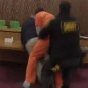 بالفيديو: بعد صدور الحكم.. سجين ينهال ضربا على محاميه!