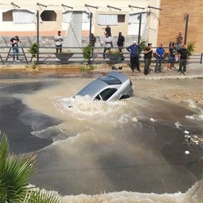 بالفيديو: انخساف طريق خلدة البحرية يتسبب بقطعها