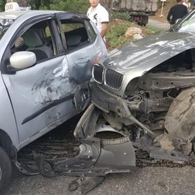 4 جرحى نتيجة تصادم بين 3 سيارات على طريق عام جعيتا