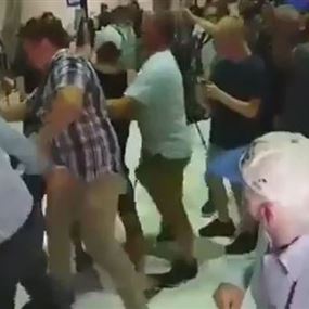 بالفيديو: بعد تبرير مجزرة المسجدين.. سيناتور أسترالي يُرشق ببيضة