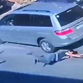 بالفيديو: هرب من الشرطي.. فوقع وصدم رأسه بسيارة