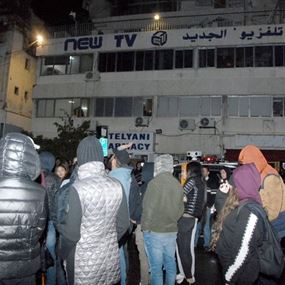 متظاهرون يتجمعون أمام مبنى قناة الجديد تنديداً بمقابلة باسيل
