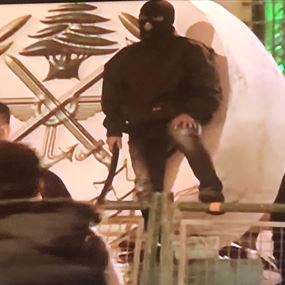 بالفيديو: عناصر بلباس اسود يعتدون على المتظاهرين في بيروت