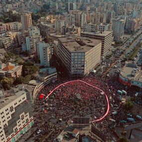 تاتش وألفا تثيران غضب المتظاهرين في ساحة النور!