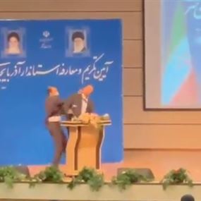 محافظ إيراني يتلقى صفعة قوية على المنصة أمام وزير الداخلية (فيديو)