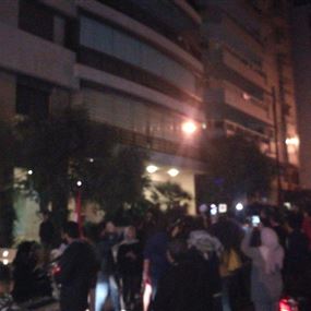 محتجون أمام منزل سمير الخطيب في المنارة رفضًا لتكليفه
