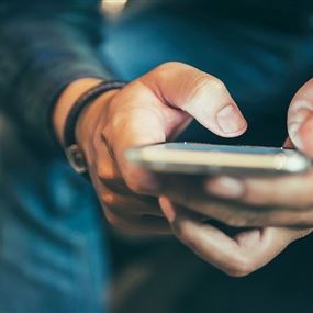 بهدف المزاح مع صديقته... بث خبرًا مُفبركًا حول إخلاء مبنى في الضبيّة
