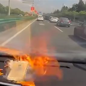 بالفيديو: لحظة انفجار هاتف آيفون داخل سيارة سيدة