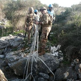 بالصور: العثور على خراطيم إسرائيلية للمواد الحارقة في الجنوب