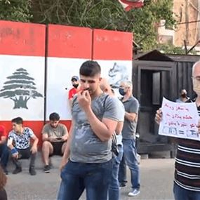 قطع الطريق أمام مصرف لبنان من قبل عدد من المحتجين (فيديو)