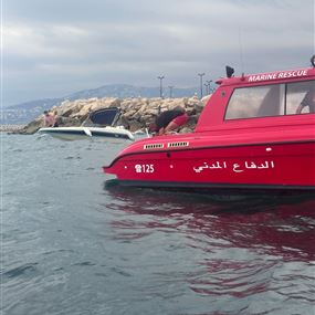 الدفاع المدني ينقذ مواطناً في عرض البحر