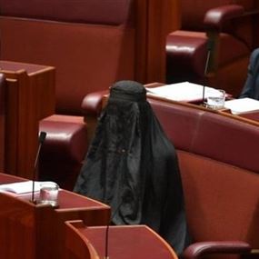 وزير العدل الأسترالي يُفحم برلمانية بعد دخولها القاعة بالنقاب