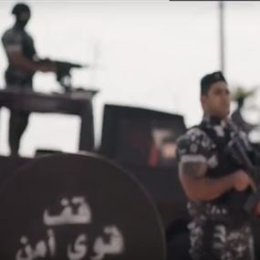 لم يمتثل لعنصر السير.. تمسّك الأخير بباب سيارته وهذا ما حصل