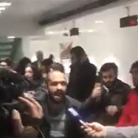 بالفيديو.. متظاهرون يقتحمون بنك الموارد: عم تحمي الحرامية... 