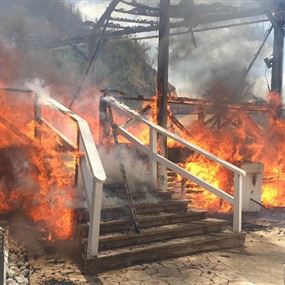 بالفيديو والصور: حريق داخل منتجع cflow في جبيل
