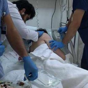 بالصور: محاولة اغتيال فنان سوري طعناً في صدره