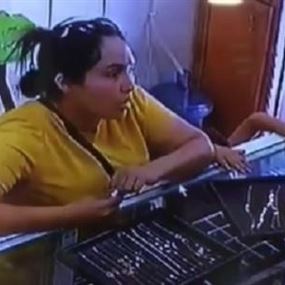 بالفيديو: شكلت مع طفلها عصابة لسرقة متاجر الذهب