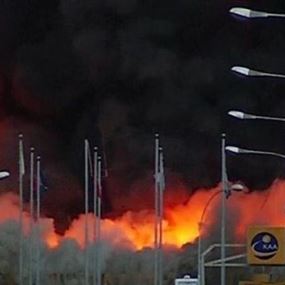 بالصور.. بعد الدهس حريق ضخم في مطار برشلونة