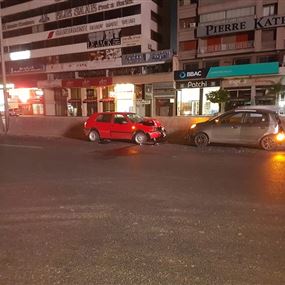 بالصور: جرحى اثر حادث سير فجراً على اوتوستراد جل الديب