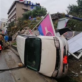 خمسة جرحى اثر انقلاب ڤان على اوتوستراد غزير