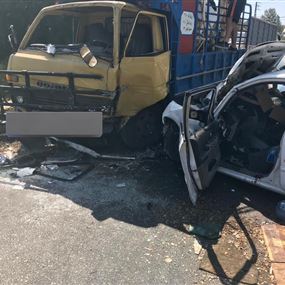 بالصور: حادث سير مروع في بعقلين بين سيارة وشاحنة