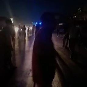 سيارة تصدم متظاهرين في خلدة بعد ان رفضوا فتح الطريق (فيديو)