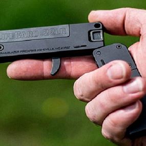 بالصور: مسدس قاتل بحجم بطاقة الائتمان!