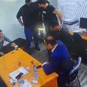 فيديو متداوَل عن اعتداء داخل أحد المكاتب.. كيف علّقت إدارة 