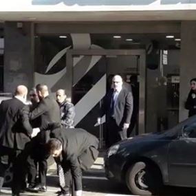 بالفيديو: موظفو بنك عودة يعتدون بالضرب على رتيب في الأمن الداخلي