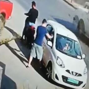 بالفيديو: نشلا حقيبتها من داخل سيارتها قرب الضمان الإجتماعي