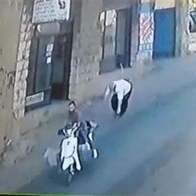بالفيديو: سرق بندقيتين وأصاب صاحب المحل بكدمات