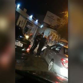 بالفيديو.. مواطن يعتدي على عنصر في قوى الأمن الداخلي