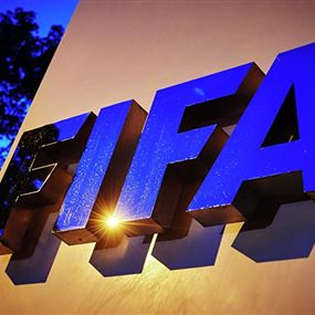 الفيفا يقترب من سحب تنظيم مونديال 2022 من قطر