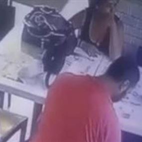 رجل وزوجته سرقا في وضح النهار من مطعم في جونية (فيديو)