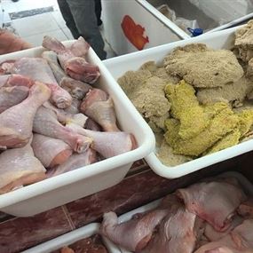 بالصور والفيديو: دهم محل لبيع الدجاج الفاسد في الشويفات
