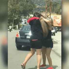 بالفيديو: اشكال وتضارب بين سيدتين في المعاملتين