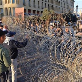 المحتجون يقفلون المداخل الى مجلس النواب وتدافع مع القوى الامنية