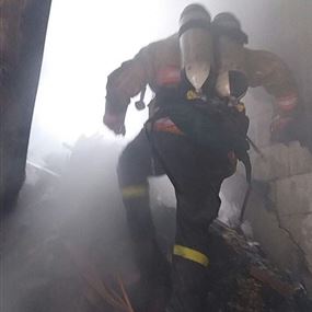 بالصور: إندلاع حريق داخل معمل للاخشاب في نهر ابراهيم