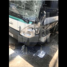 بعد يوم واحد على تشغيلها.. تحطيم باصات النقل العام بين الدورة والكرنتينا