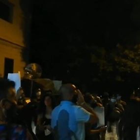 متظاهرون اعتصموا أمام منزل القاضي فادي صوان