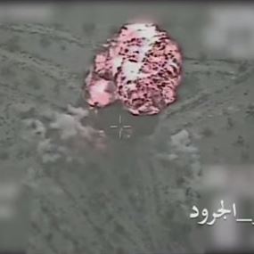 بالفيديو: الجيش يستهدف سيارتين محملتين بالمتفجرات