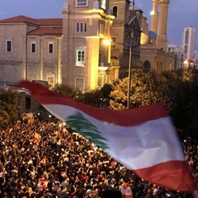 الثوار يحتفلون باستقالة الرئيس الحريري.. أول الانجازات!