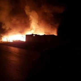 بالفيديو والصور: حريق ضخم في مخيم للنازحين السوريين