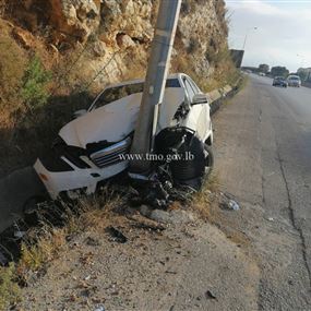 بالصورة: جريح باصطدام سيارة بعمود انارة