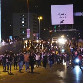 متظاهرون ضد الضرائب في لبنان ودعوات إلى عصيان مدني
