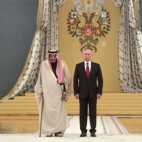 بالصورة: بوتين يخرق البروتوكول مع الملك سلمان!