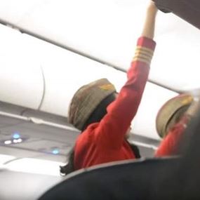 بالفيديو: اعتداء على مضيفة طيران رفضت الانصياع لرغبة 3 ركاب!